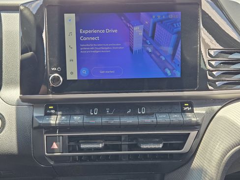 Used 2025 Toyota Camry SE w/ Convenience Package FWD image 18