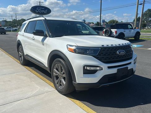 Used 2023 Ford Explorer XLT w/ Equipment Group 202A AWD/4WD image 3