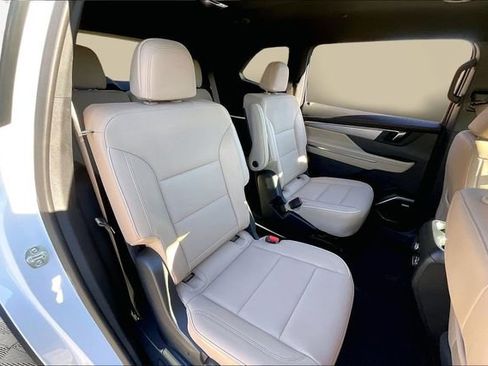 Used 2025 Buick Enclave Preferred w/ Power Package image 17