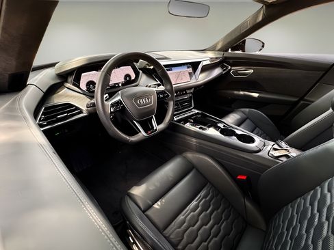 Used 2022 Audi RS e-tron GT w/ Carbon Performance Package AWD/4WD image 18