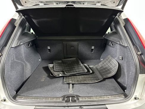 Used 2023 Volvo XC40 B5 Plus AWD/4WD image 25
