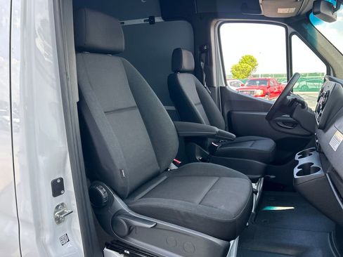 Used 2025 Mercedes-Benz Sprinter 2500 image 27