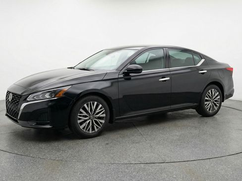 Used 2025 Nissan Altima 2.5 SV image 3