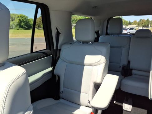 Used 2025 Ford Expedition Platinum w/ Driver's Package AWD/4WD image 13