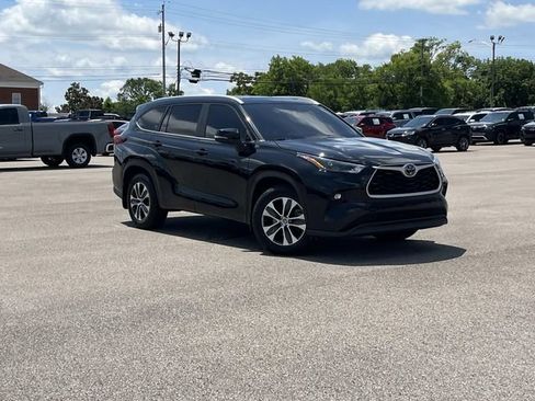 Used 2023 Toyota Highlander XLE AWD/4WD image 2