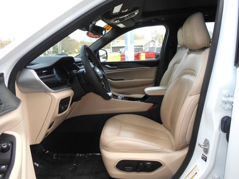 Used 2023 Jeep Grand Cherokee L Limited w/ Trailer Tow Group (B) AWD/4WD image 6