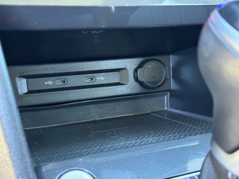 Used 2022 Volkswagen Tiguan SE image 31