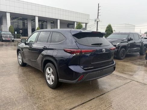 Used 2025 Toyota Highlander LE FWD image 7