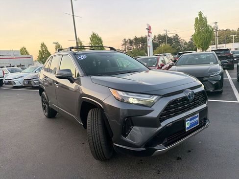 Used 2022 Toyota RAV4 SE w/ Convenience Package AWD/4WD image 3