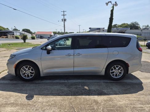 Used 2023 Chrysler Pacifica Touring-L FWD image 2