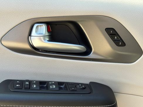 Used 2024 Chrysler Pacifica Touring-L FWD image 7