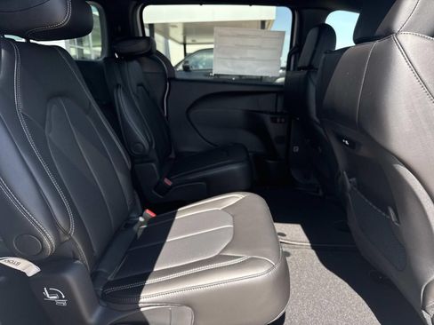 New 2026 Chrysler Pacifica Select FWD image 9