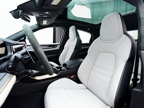 Used 2025 Porsche Cayenne GTS image 52