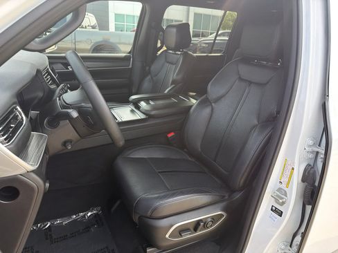 Used 2024 Jeep Wagoneer L Series II RWD image 14