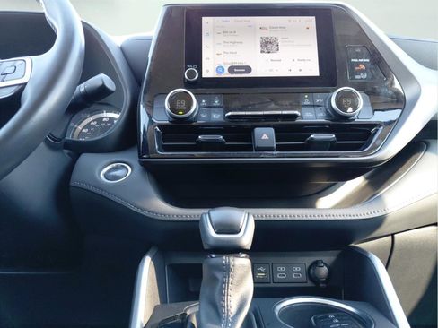 Used 2024 Toyota Highlander LE image 11