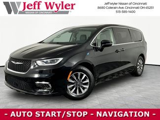 Used 2022 Chrysler Pacifica Touring-L w/ Uconnect Theater Family Group FWD video 1