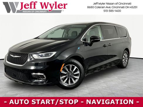 Used 2022 Chrysler Pacifica Touring-L w/ Uconnect Theater Family Group FWD image 1
