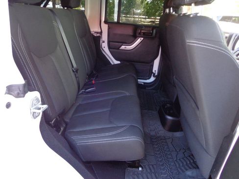 Used 2016 Jeep Wrangler Unlimited Sahara w/ Connectivity Group AWD/4WD image 15