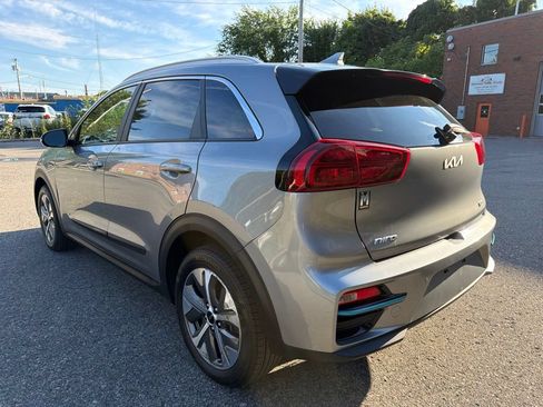 Certified 2022 Kia Niro EX Premium w/ Cold Weather Package FWD image 4
