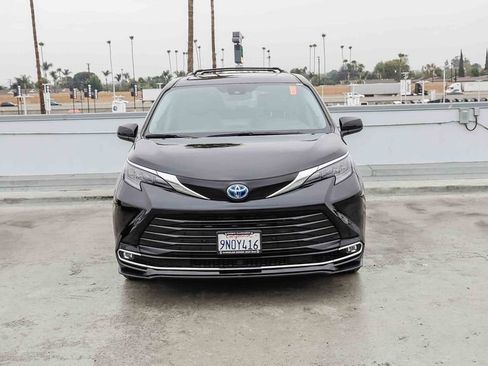 Used 2024 Toyota Sienna XLE w/ XLE Plus Package FWD image 3