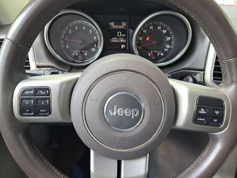 Used 2012 Jeep Grand Cherokee Laredo w/ Laredo E Group AWD/4WD image 30