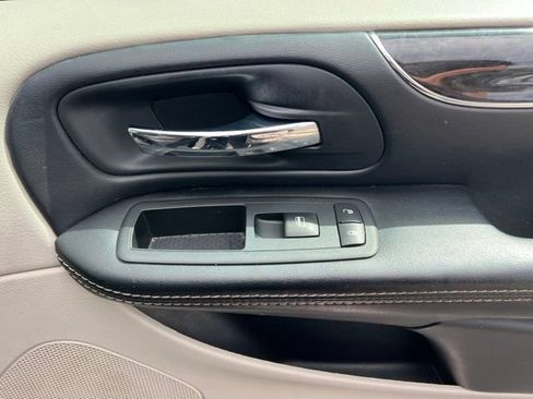 Used 2016 Chrysler Town & Country Touring FWD image 32