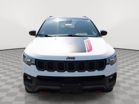 Used 2025 Jeep Compass Trailhawk AWD/4WD image 2