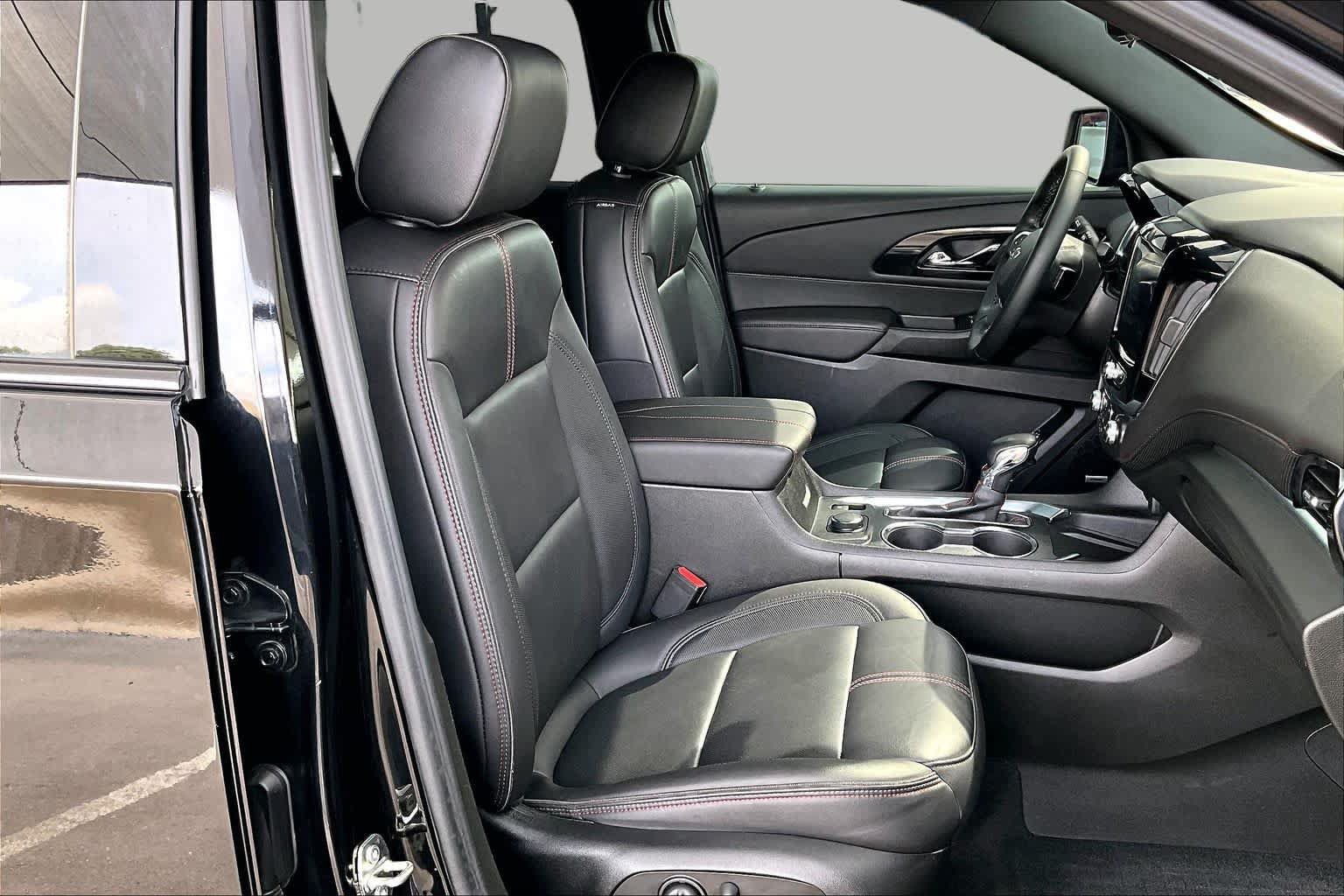 Used 2023 Chevrolet Traverse RS FWD image 9