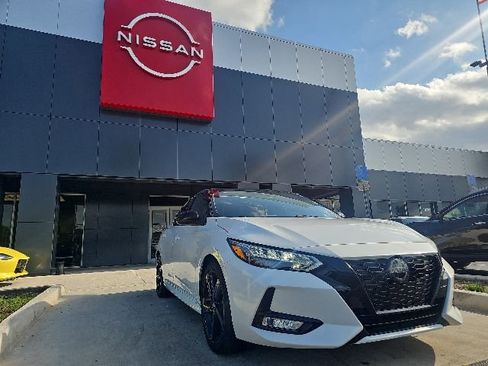 Used 2022 Nissan Sentra SR w/ Midnight Edition FWD image 2