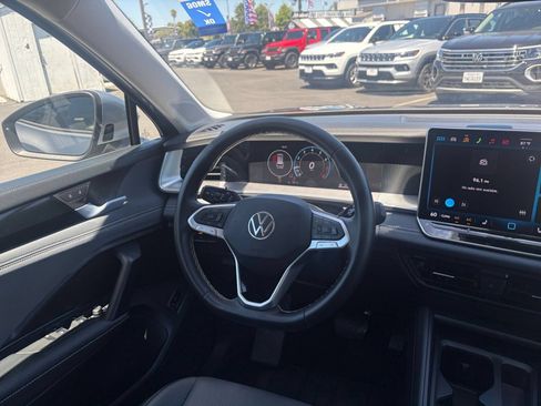 Used 2026 Volkswagen Tiguan SE FWD image 36