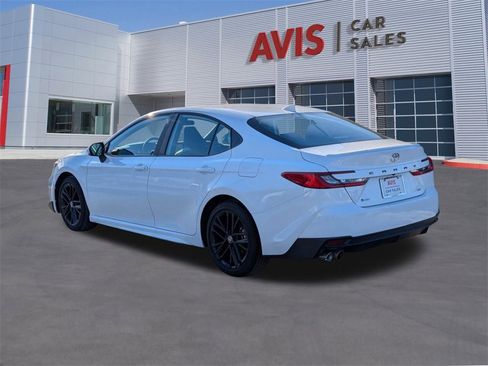 Used 2025 Toyota Camry SE image 3