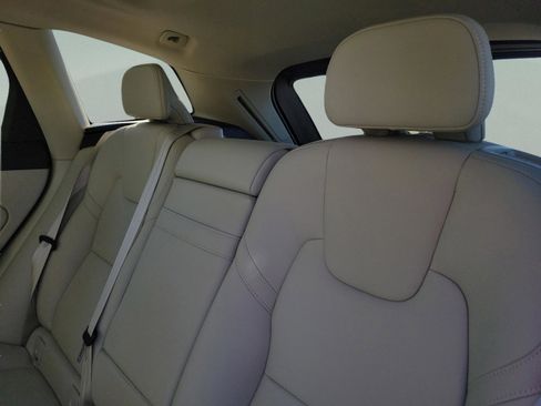 Used 2022 Volvo XC60 B5 Momentum w/ Protection Package Premier image 6