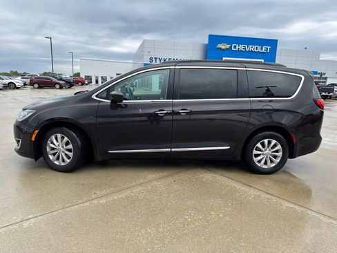 Used 2017 Chrysler Pacifica Touring-L FWD image 2