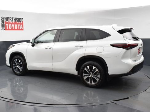 Used 2024 Toyota Highlander XLE AWD/4WD image 2