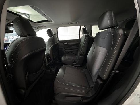 Used 2023 Jeep Grand Cherokee L Laredo image 24