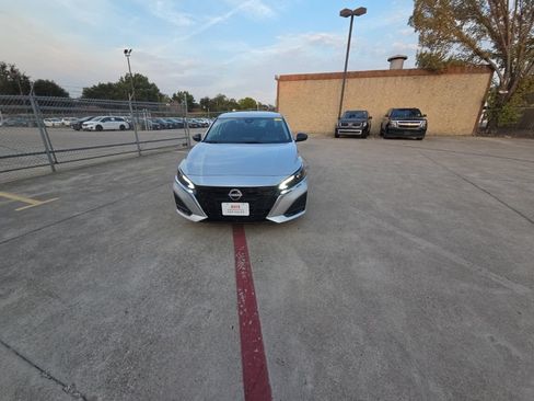 Used 2025 Nissan Altima 2.5 SV FWD image 5