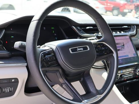 Used 2022 Jeep Grand Cherokee Overland w/ Luxury Tech Group IV AWD/4WD image 24