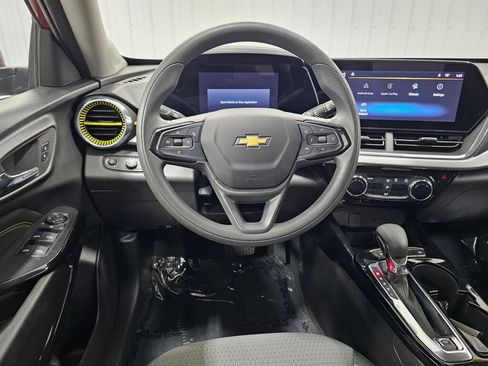 Used 2025 Chevrolet Trax LT FWD image 14