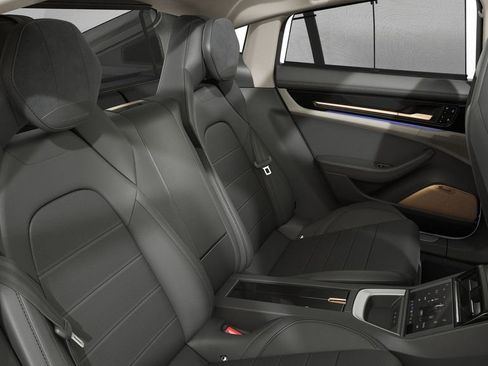 Certified 2025 Porsche Panamera 4 image 6