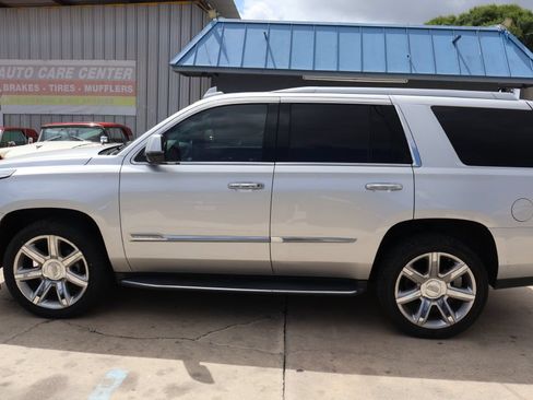 Used 2017 Cadillac Escalade Luxury RWD image 4