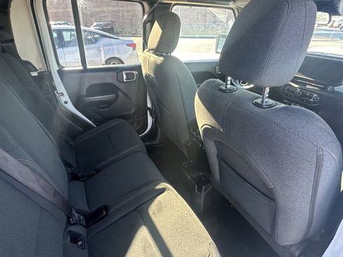 Used 2025 Jeep Gladiator Sport image 7