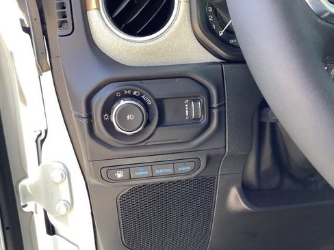 Used 2025 Jeep Wrangler Unlimited Sahara AWD/4WD image 14