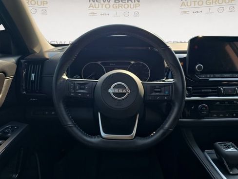 Used 2024 Nissan Pathfinder SV w/ SV Premium Package FWD image 12