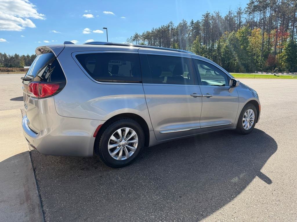 Used 2019 Chrysler Pacifica Touring-L FWD image 4