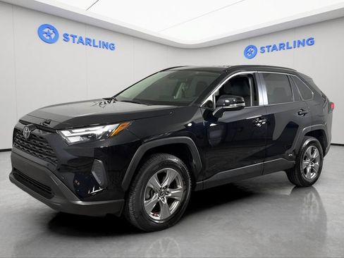 Used 2025 Toyota RAV4 XLE AWD/4WD image 2