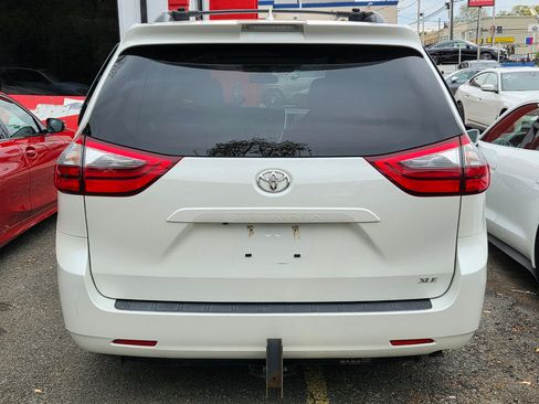 Used 2020 Toyota Sienna XLE FWD image 5
