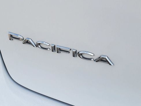 Used 2024 Chrysler Pacifica Touring-L FWD image 30