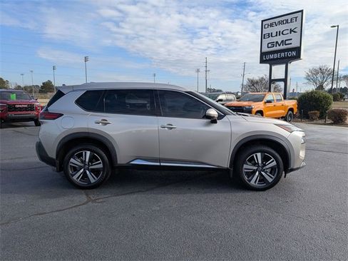 Used 2021 Nissan Rogue SL image 2