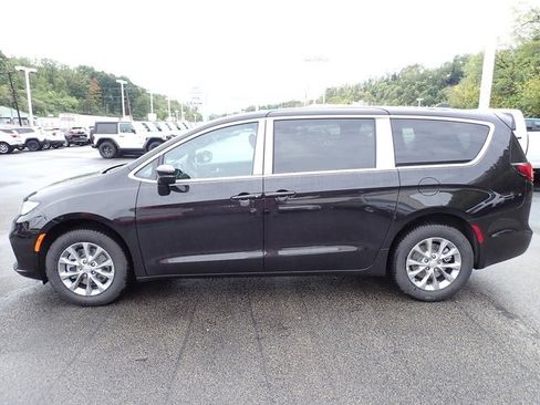 New 2026 Chrysler Pacifica Select image 2