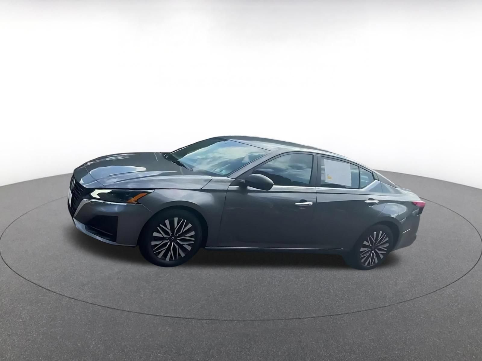 Used 2025 Nissan Altima 2.5 SV FWD image 3